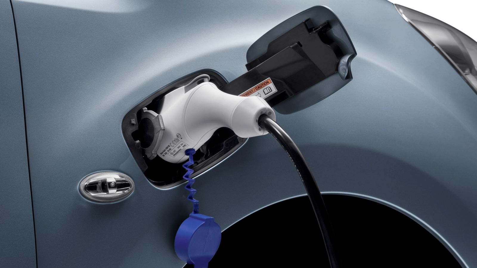 Το ηλεκτρικό μοντέλο της Peugeot έχει αυτονομία μόλις 170 χλμ. Οι μπαταρίες μπορούν να φορτιστούν στο 80% σε 30 λεπτά, με την πλήρη φόρτιση να απαιτεί